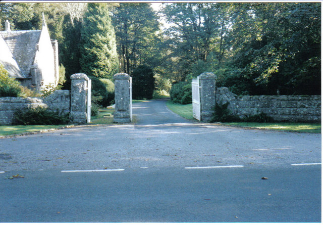 File:Gate entrance and gatehouse - geograph.org.uk - 263581.jpg