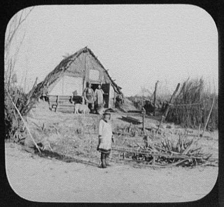 File:Goldi fishermen's house on the Amur River LCCN2004708052.jpg