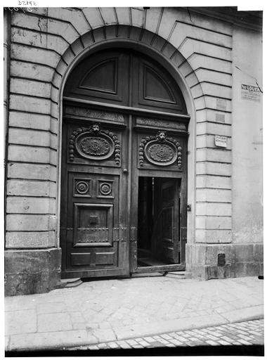 File:Hôtel d'Aguesseau,Hôtel de Nevers - Portail - Paris 06 - Médiathèque de l'architecture et du patrimoine - APMH00037851.jpg