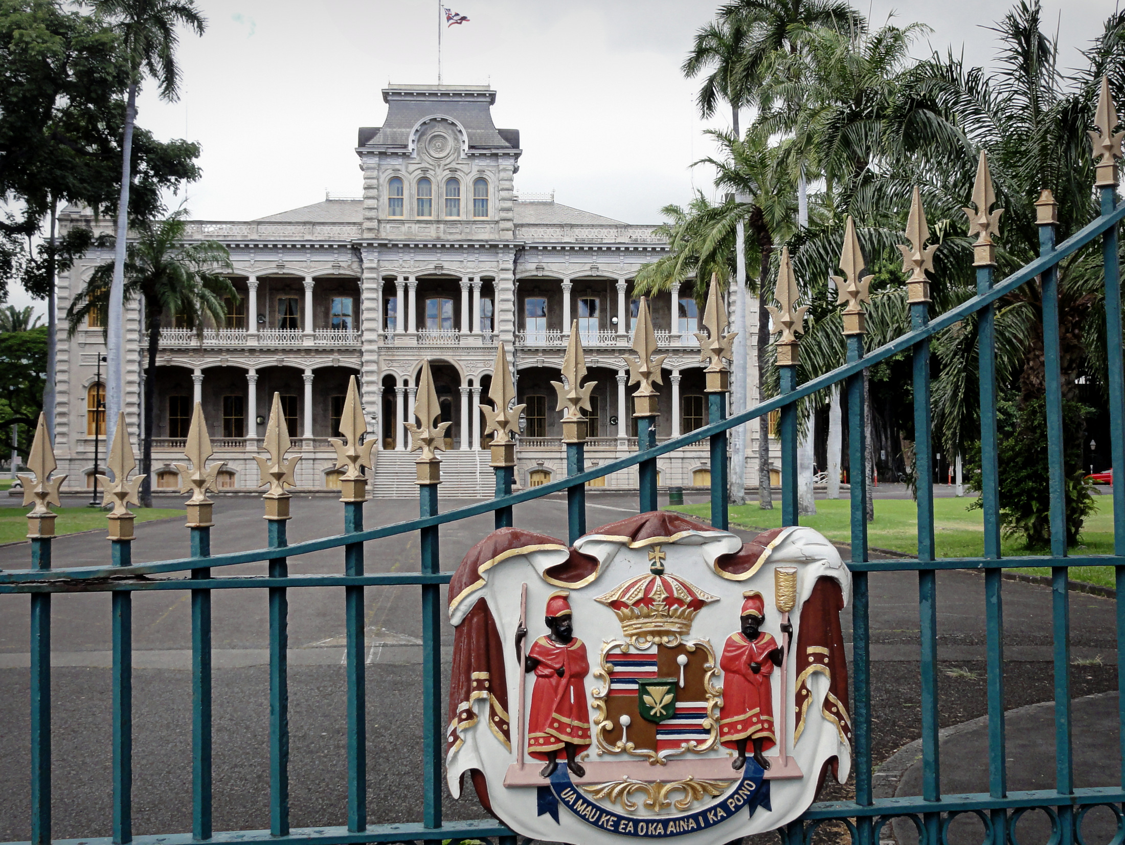 Культурный центр гонолулу 7. Дворец Иолани на Гавайях. Королевский дворец Гавайи. Королевский дворец в Гонолулу. Дворец Иолани Гонолулу Гавайи картинки.