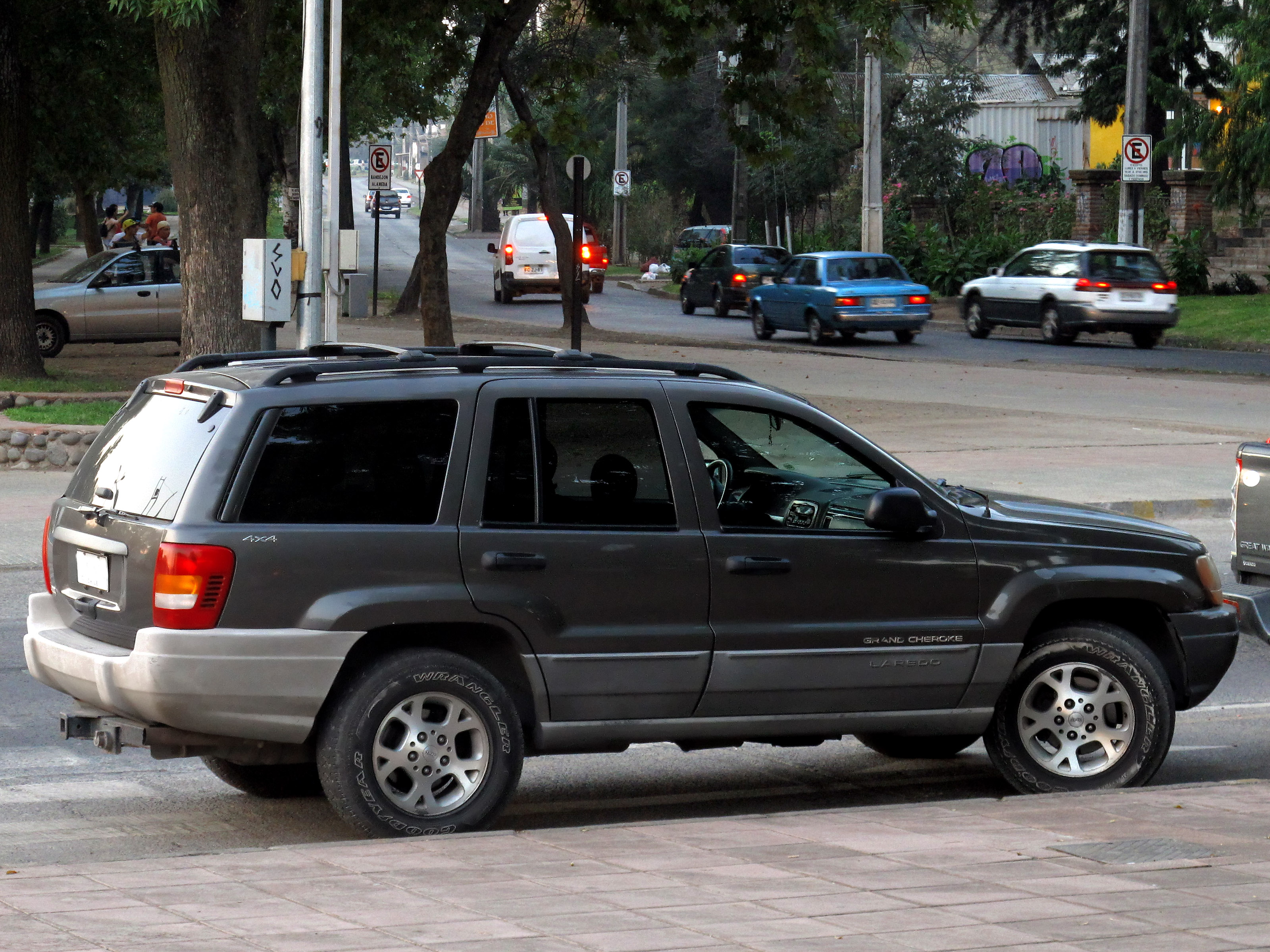 realce Bibliografía entrega a domicilio File:Jeep Grand Cherokee 4.0 Laredo 2000 (17181988365).jpg - Wikimedia  Commons