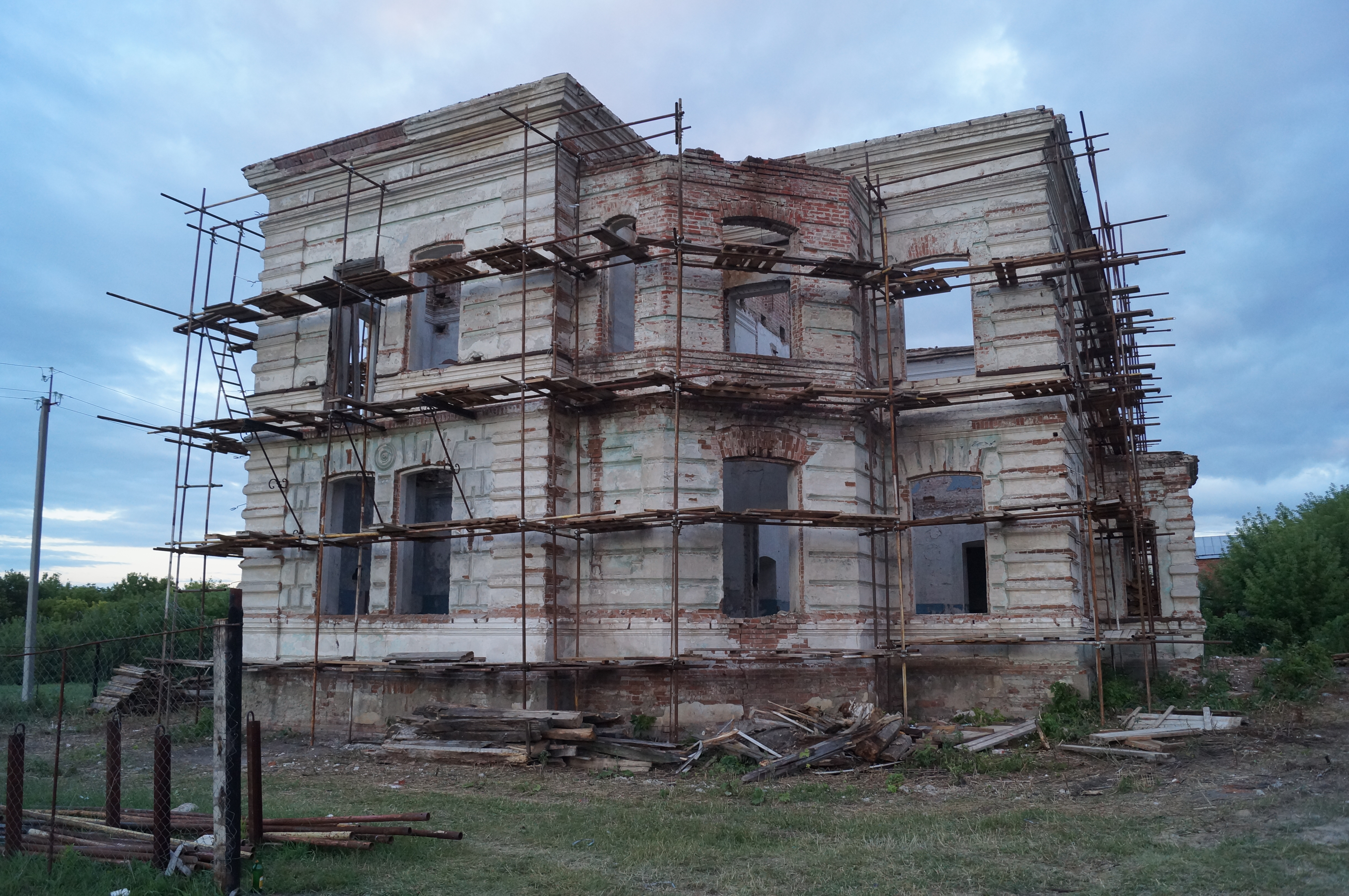 Строительный белгородская область. Нагорное Белгородская область. Кобелёвка Белгородская область. Кабелевка Белгородская область. Странные дома Белгородская область 1900.