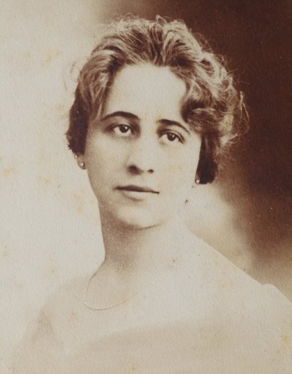 File:Léla Larrague 1917.jpg