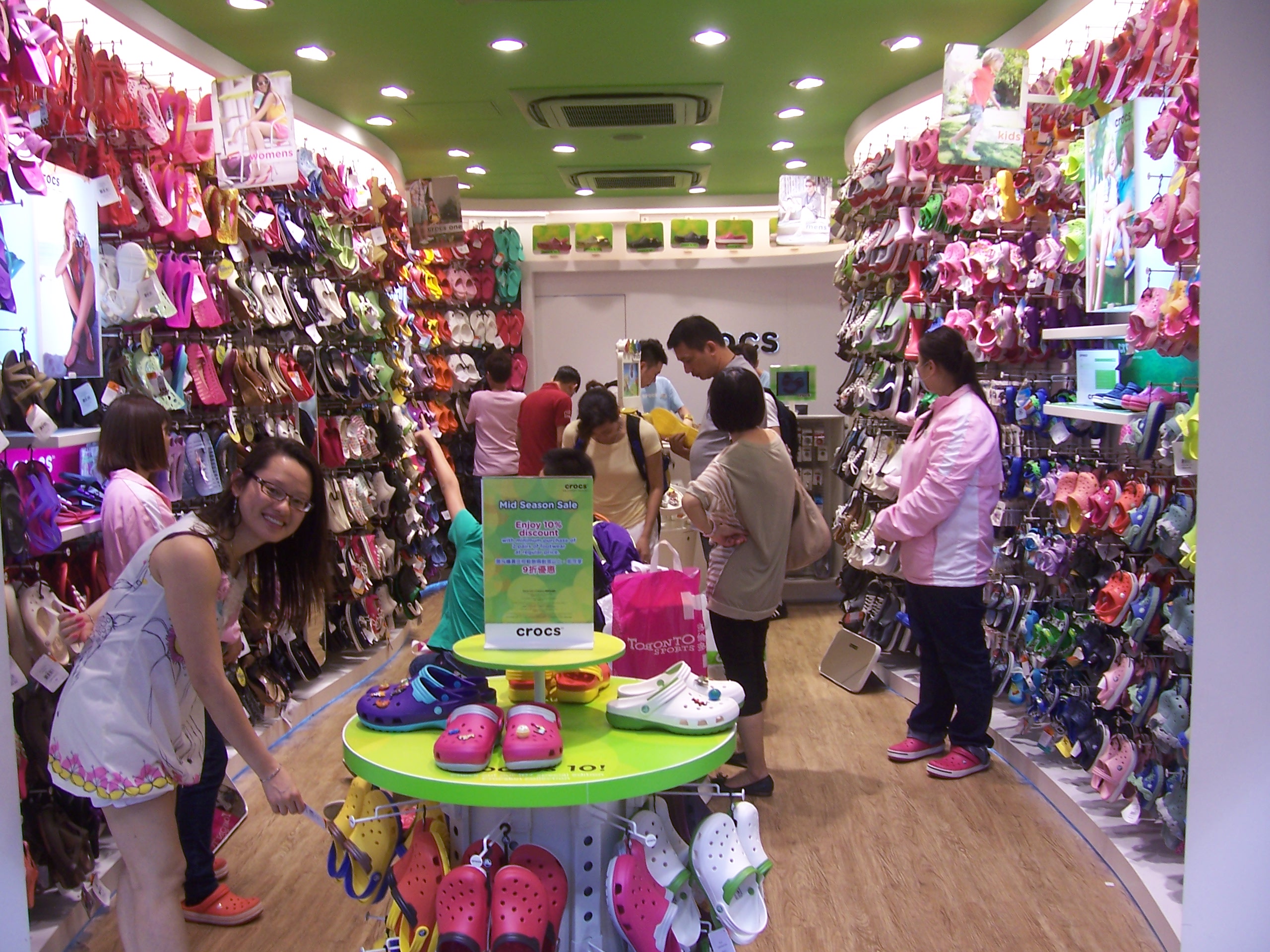 File Mag Crocs rue Haiphong HK.JPG Wikimedia Commons