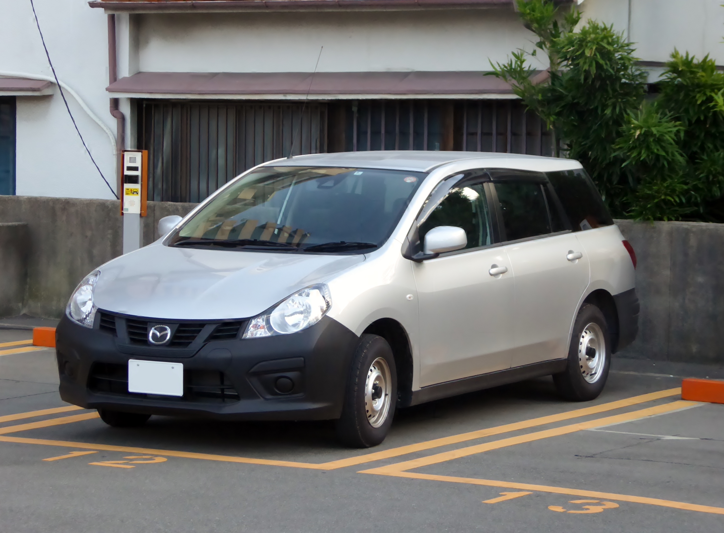 File:Mazda FAMILIA VAN DX (DBA-BVY12).jpg - Wikimedia Commons