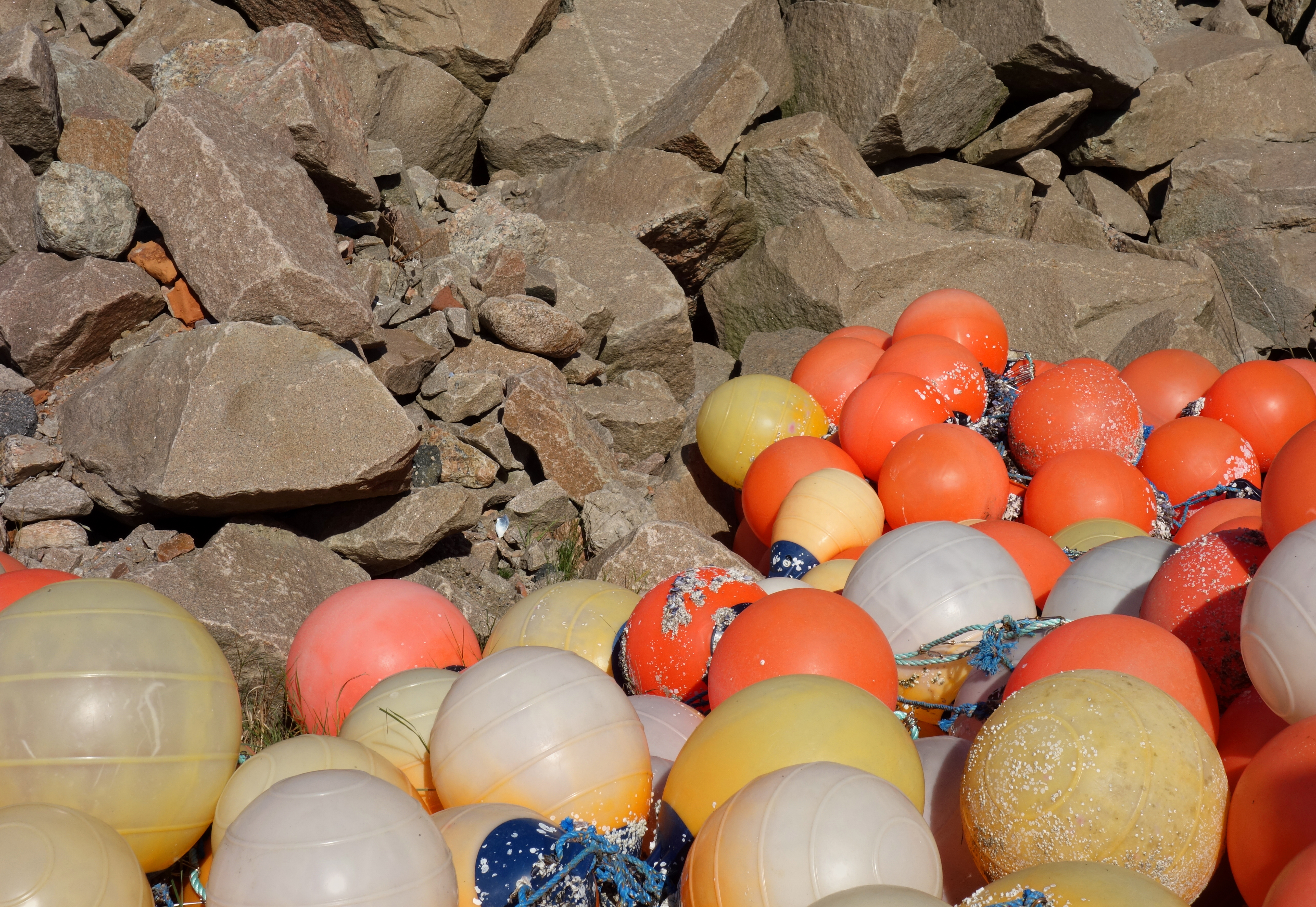 https://upload.wikimedia.org/wikipedia/commons/e/e2/Multicolored_fishing_balls_and_granite.jpg