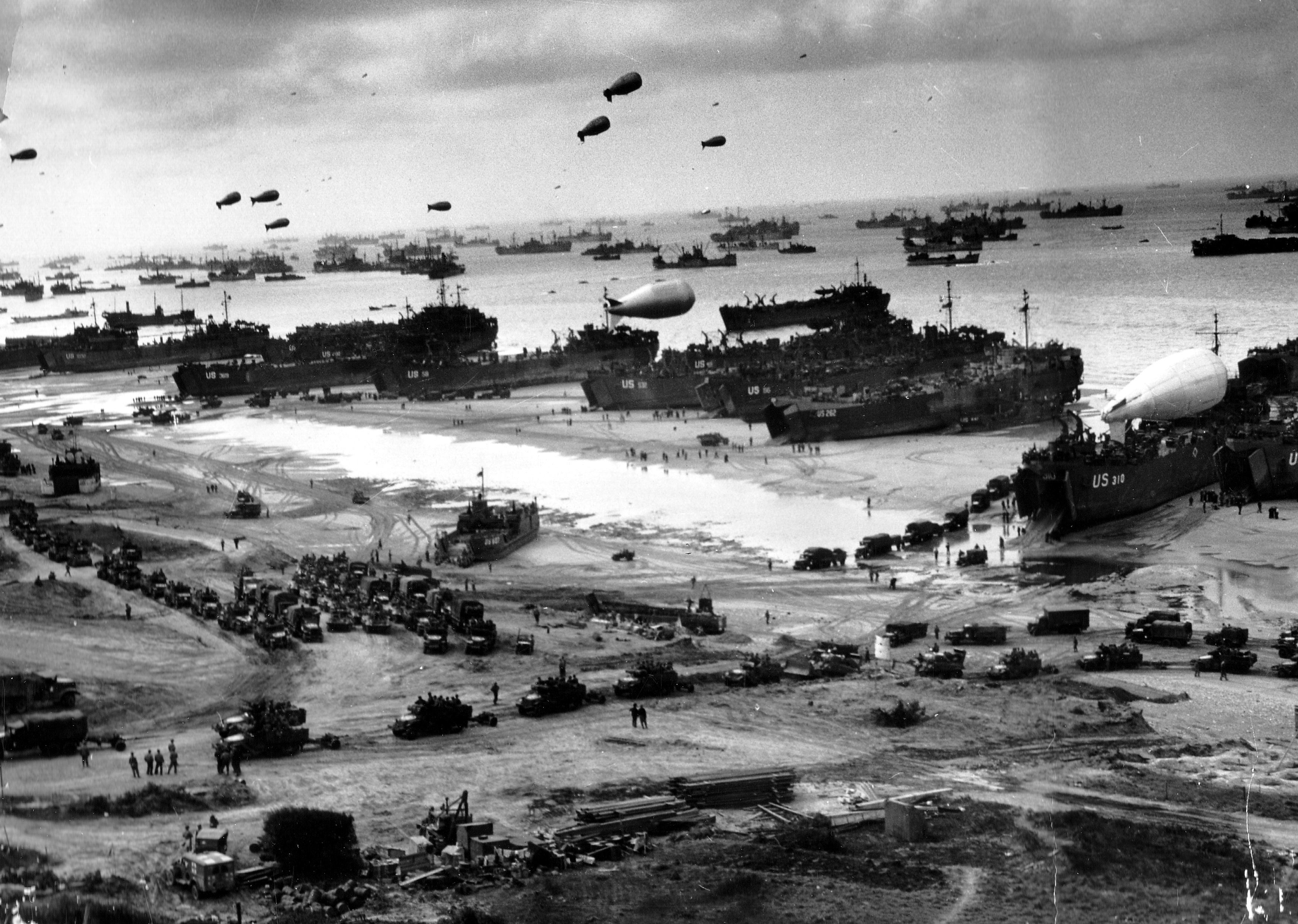 Ballon de barrage Normandy_Invasion%2C_June_1944