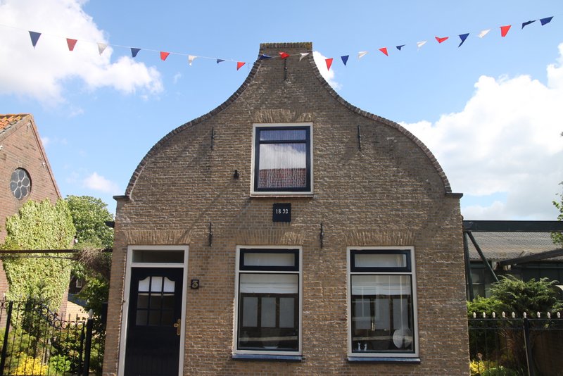 File:Oud huisje in Simonshaven.JPG