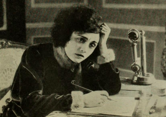 File:Pola Negri in Photoplay, June 1922.png