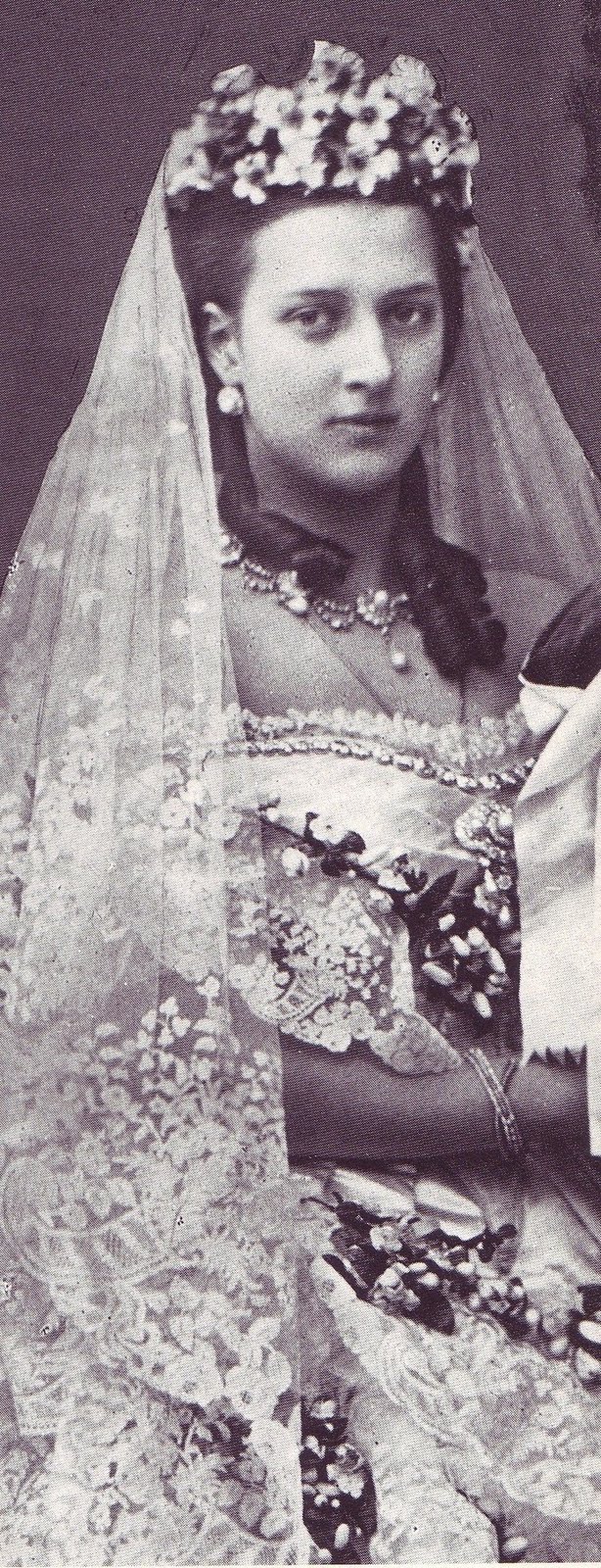 File:Princess Alexandra of Denmark in her wedding dress.jpg ...