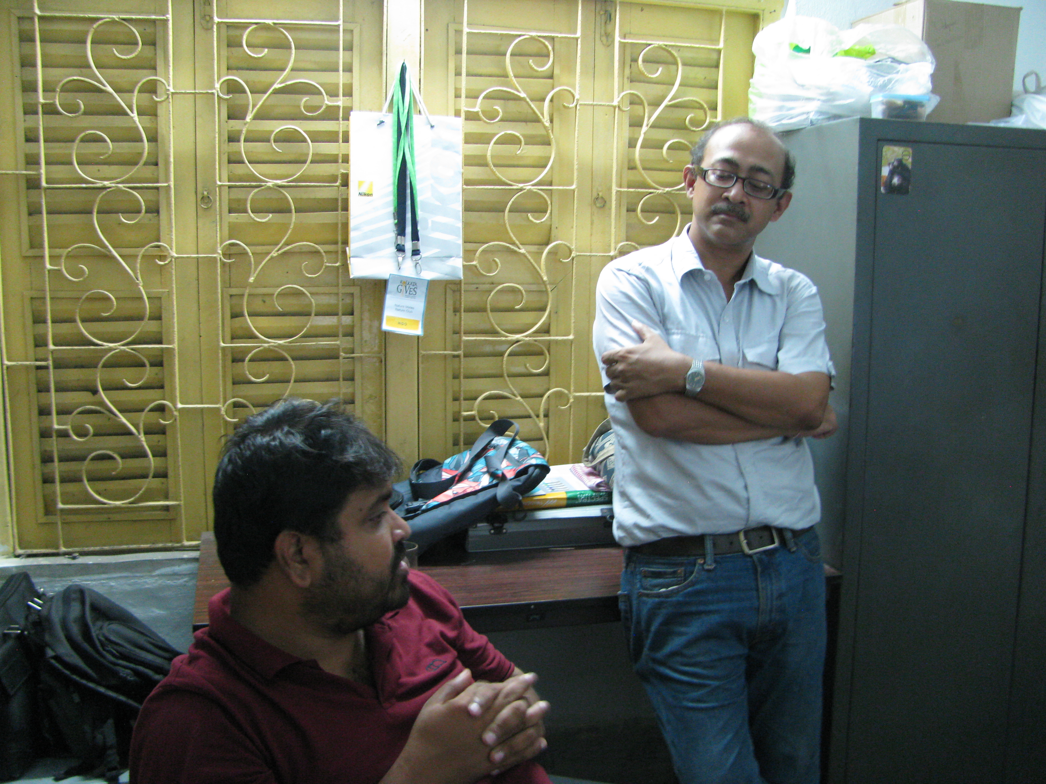 File:Santanu Chandra of WLB team interacting with Arjan Basu Roy at the office of Nature Mates-Nature Club WLB IMG 0070.jpg - Wikimedia Commons