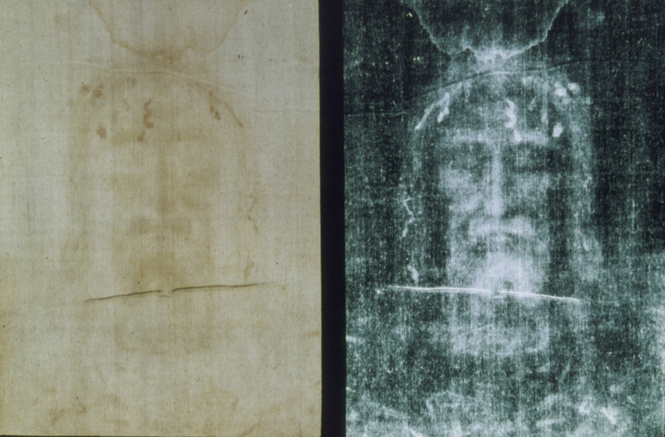 https://upload.wikimedia.org/wikipedia/commons/e/e2/Shroud_of_Turin_001.jpg