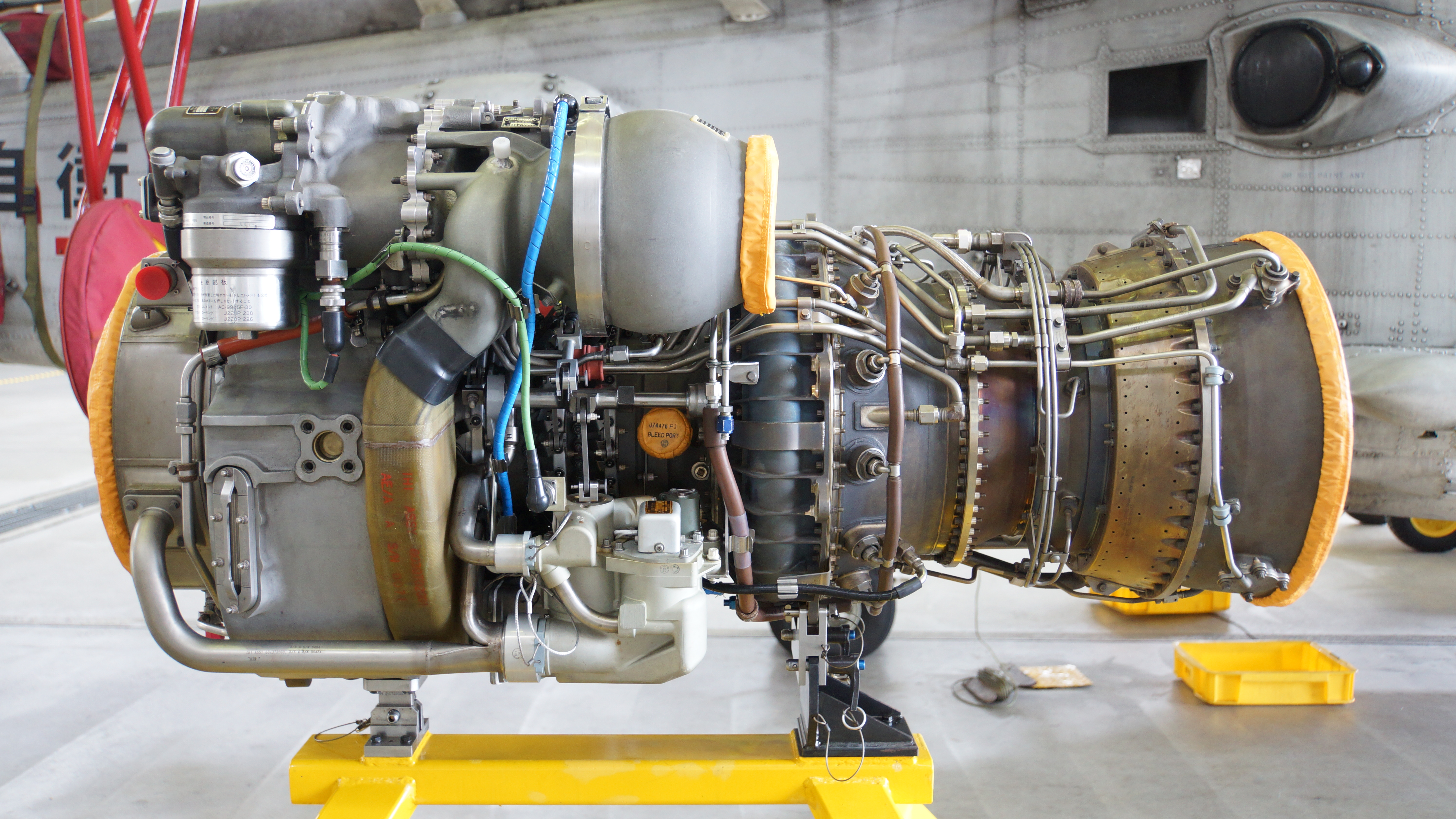 T700-IHI-401C2_engine_left_side_view_at_JMSDF_Maizuru_Air_Station_July_16%2C_2016.jpg