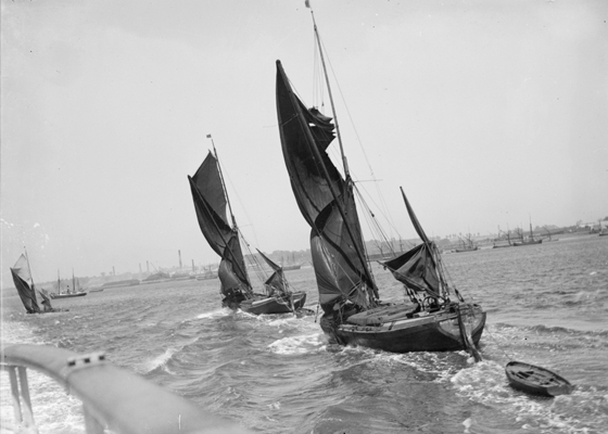 File:Thames sailing barges off Northfleet, Kent.jpg