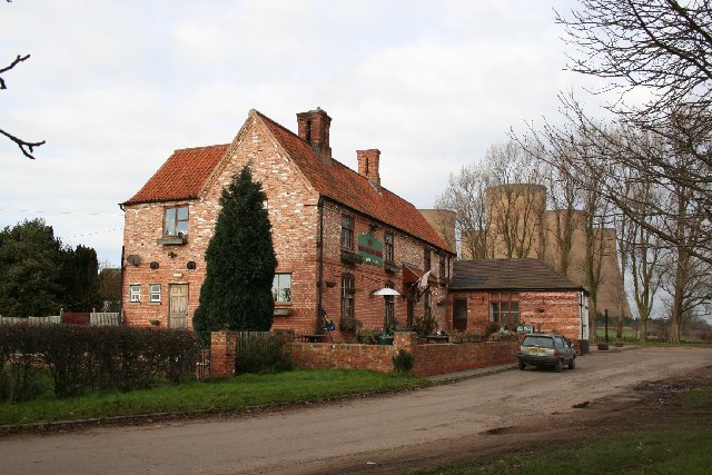 File:The Brownlow Arms - geograph.org.uk - 92416.jpg