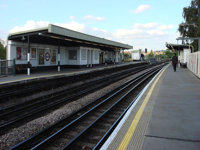 File:West Harrow tube station, platforms - geograph.org.uk - 1002368.jpg