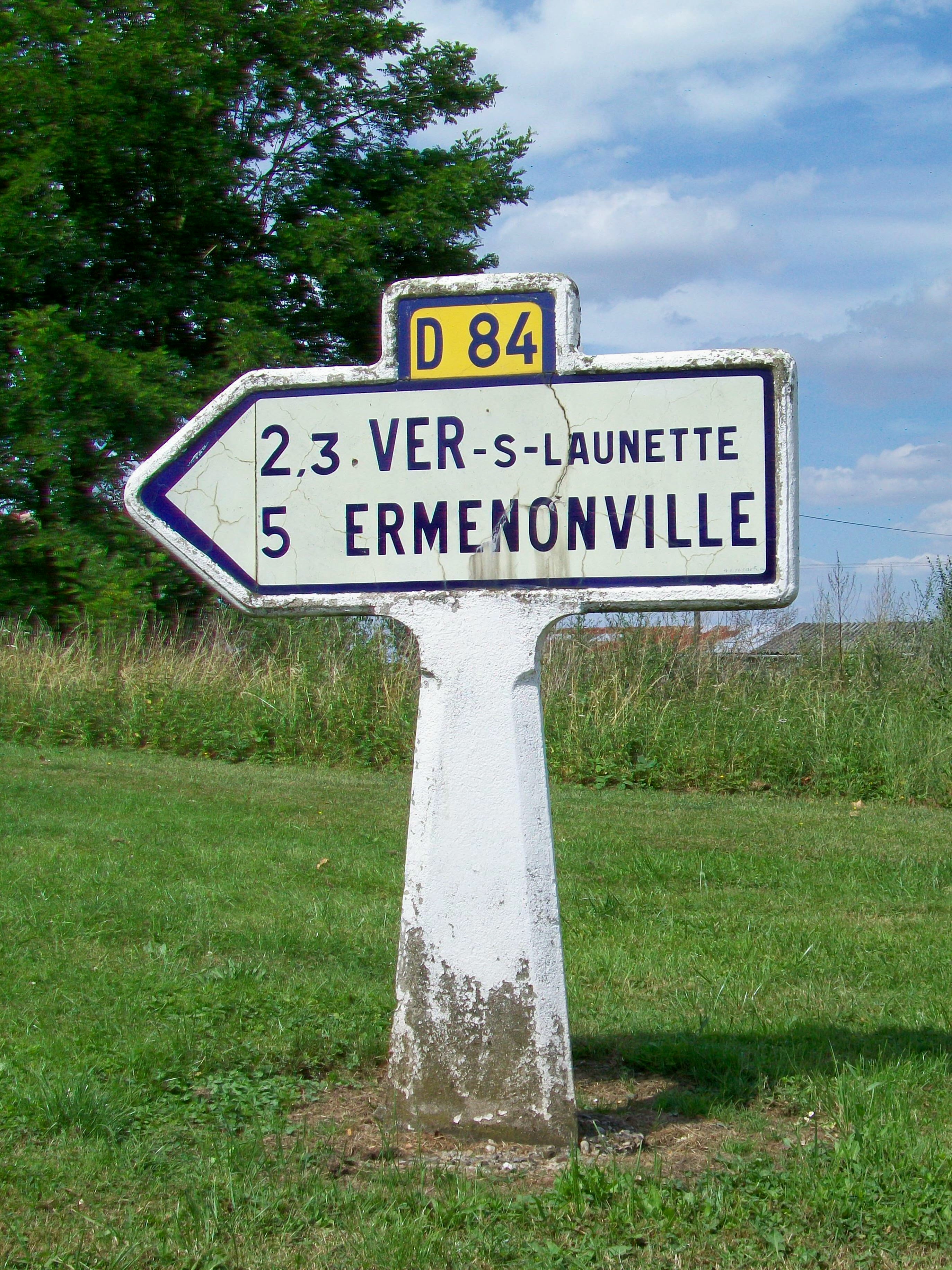 File:Ève (60), poteau Michelin, route de Ver.jpg - Wikimedia Commons