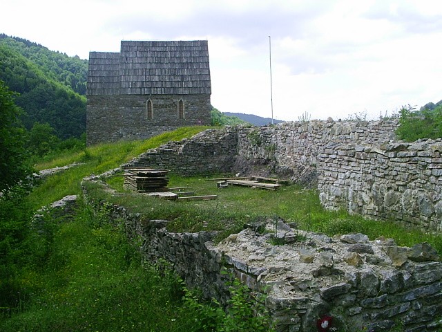 File:Akropole na Bobovci, kdysi sidelnim hrade bosenskych kralu.jpg