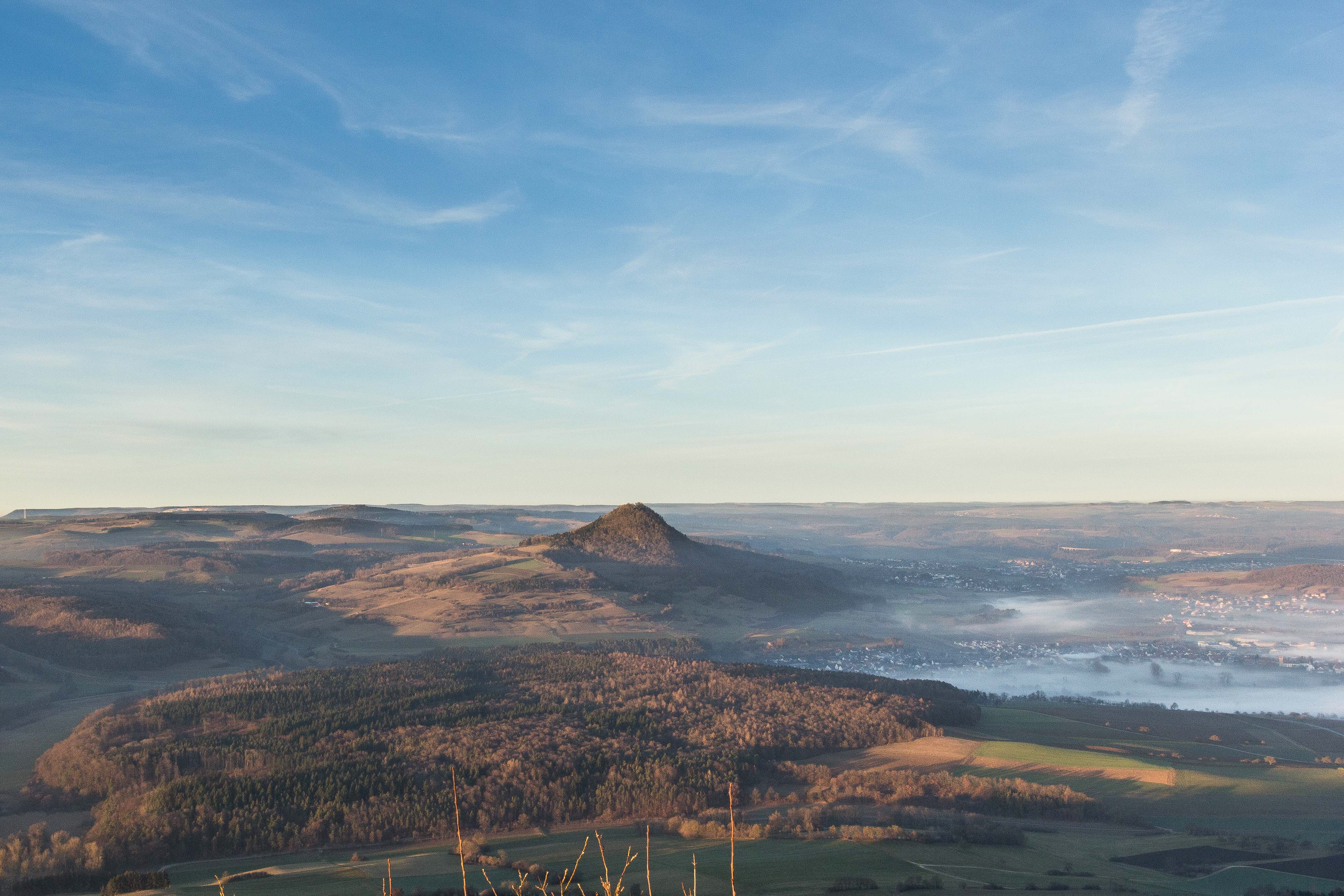 Aussicht auf den Hohenhewen vom Gipfelkreuz des Hohenstoffeln aus aufgenommen - ©Sebastian Klopfer