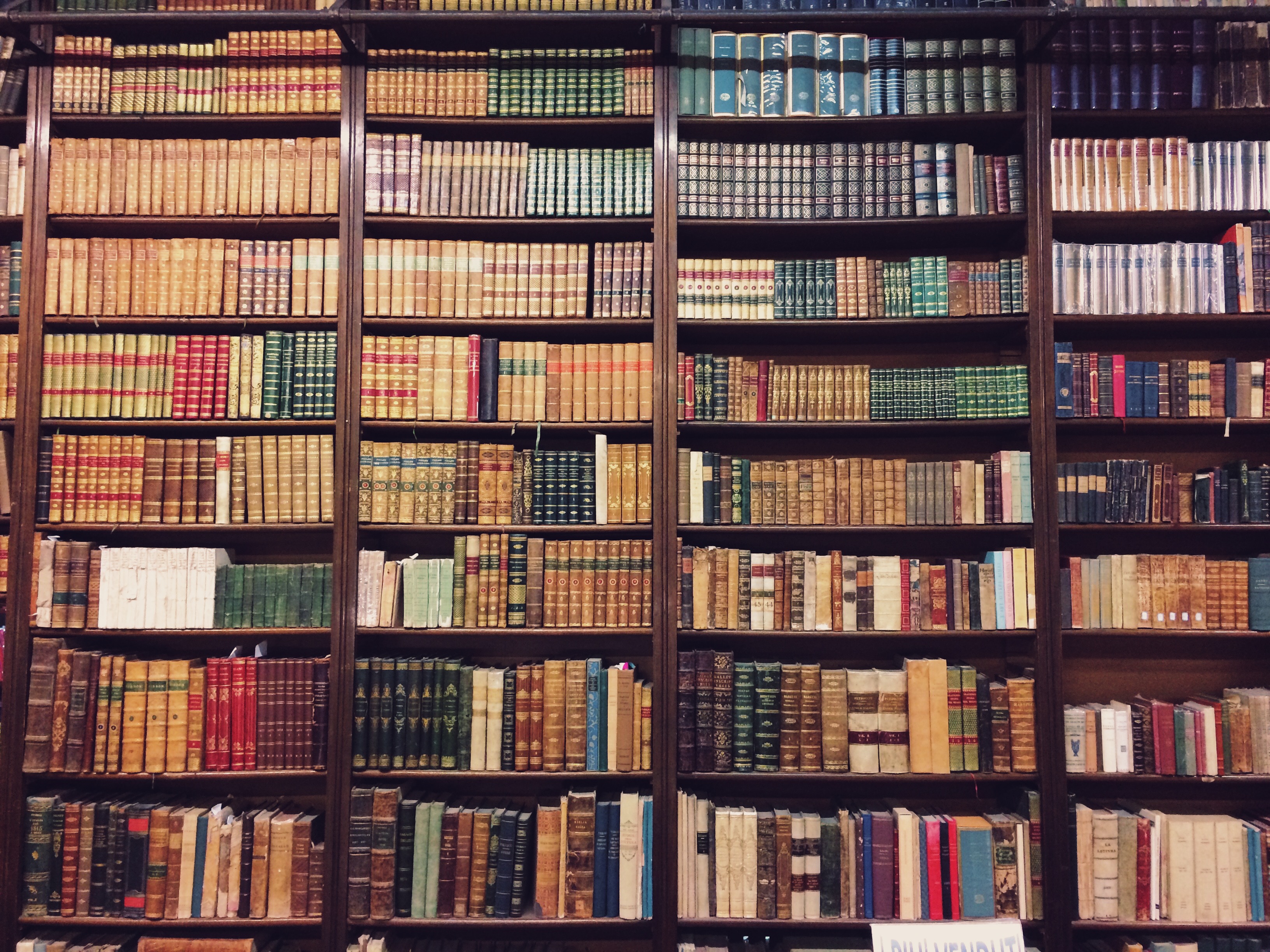 Gli scaffali di una libreria di Bologna. Foto di Sambasoccer27 (opera propria), CC BY-SA 4.0, via Wikimedia Commons.