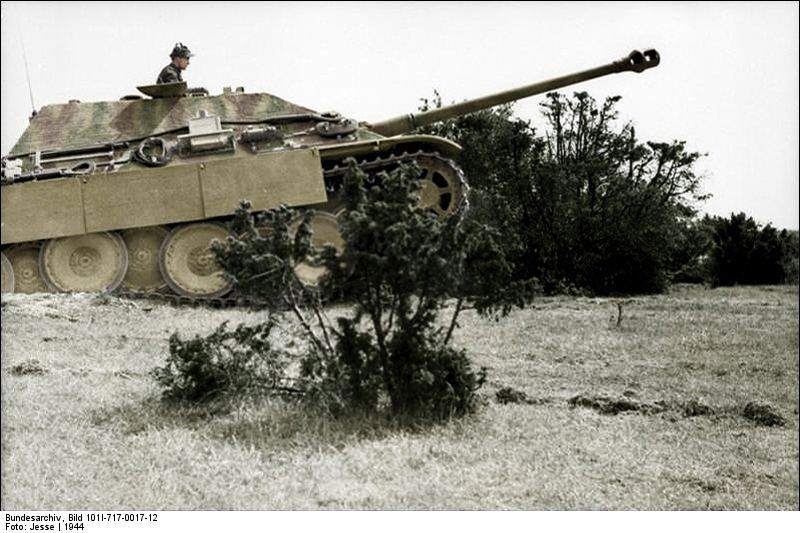 Bundesarchiv_Bild_101I-717-0017-12%2C_Frankreich%2C_Jagdpanther_Recolored.jpg