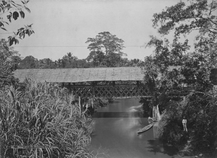 File:COLLECTIE TROPENMUSEUM Brug over de Baboera bij Polonia TMnr 60025649.jpg