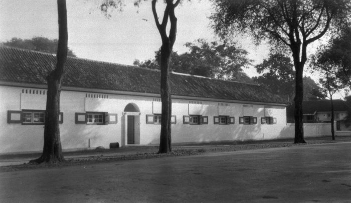 File:COLLECTIE TROPENMUSEUM De Polikliniek aan de Aloon-Aloon te Semarang Midden Java TMnr 60010892.jpg