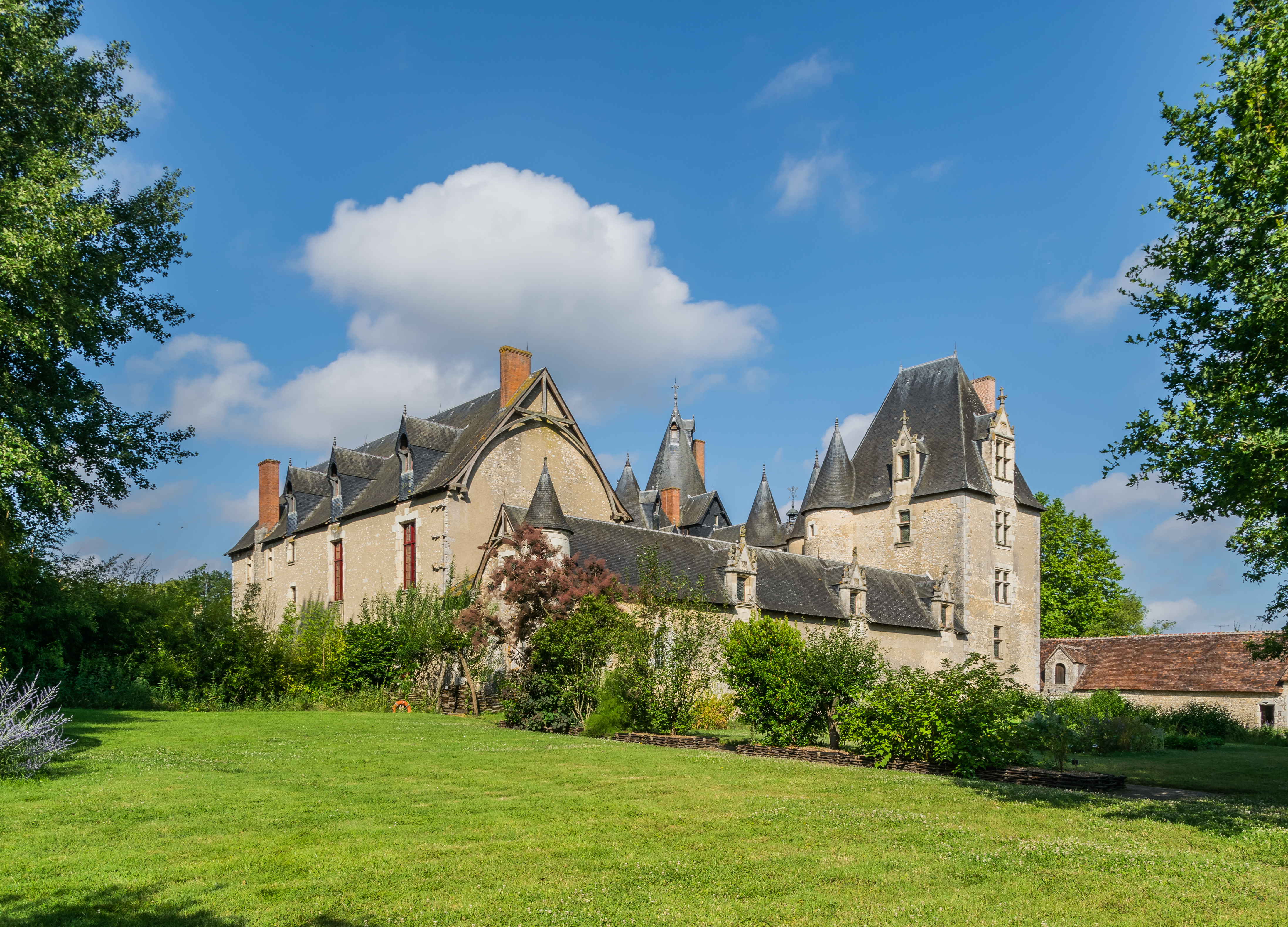 Castle of Fougeres-sur-Bievre 03