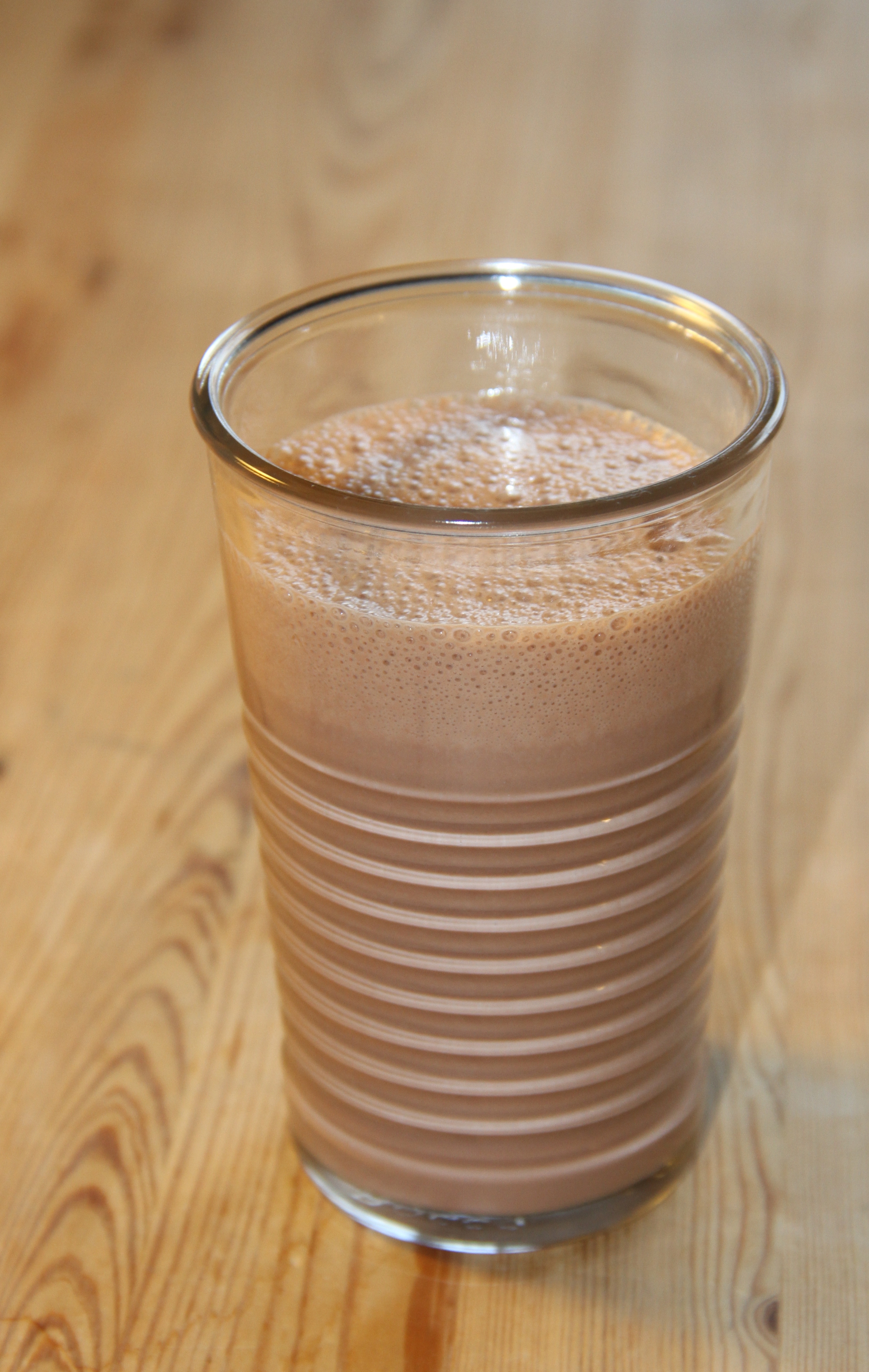 https://upload.wikimedia.org/wikipedia/commons/e/e3/Chocomel_in_glass_2016-12-11.jpg