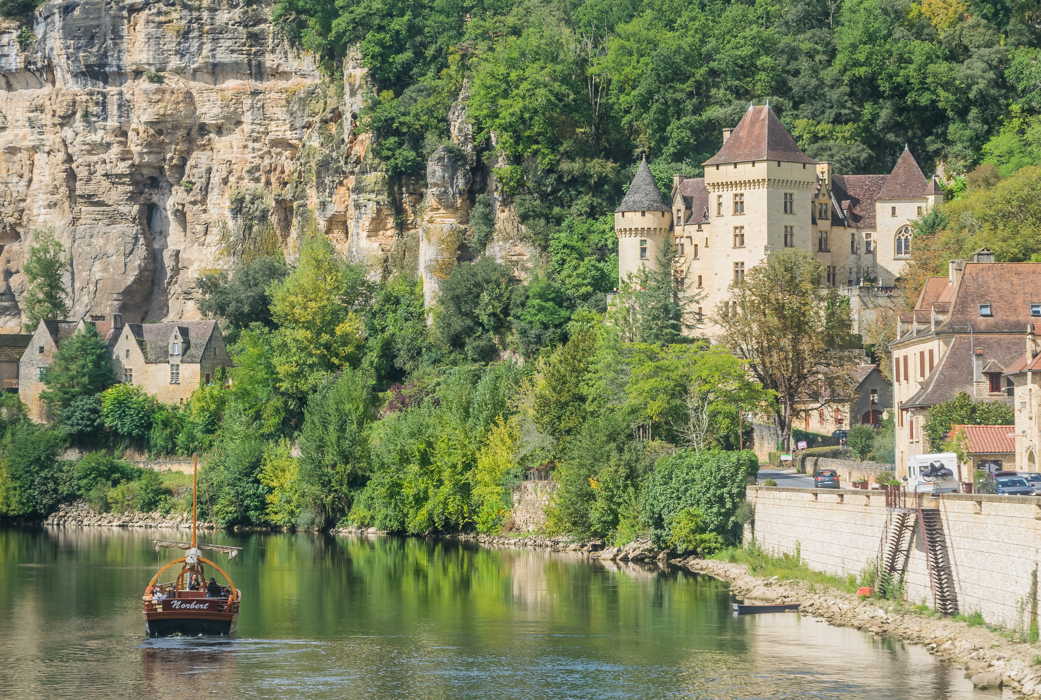 File:Dordogne River and Malartrie Castle 02.jpg - Wikimedia Commons