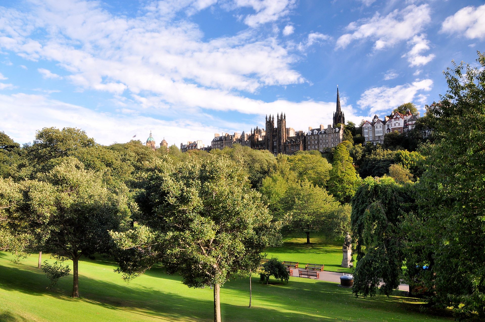 Эдинбург сады Принсес-стрит Королевская Шотландская Академия. Princess Street in Edinburgh. Princes Street Gardens. Princes Street Gardens фото.