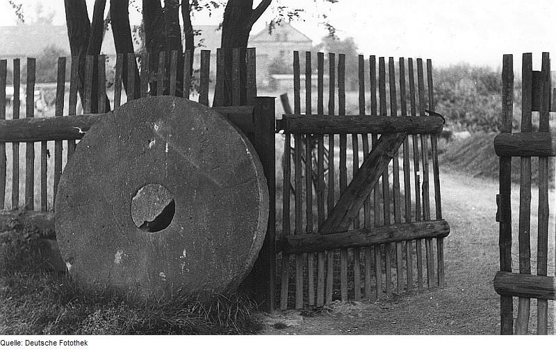 File:Fotothek df rp-e 0060001 Malschwitz-Brießnitz. Mühlstein, Rest der Windmühle.jpg