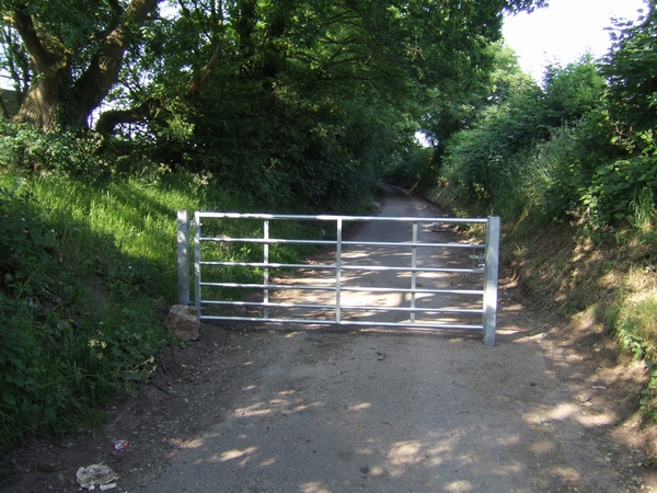 File:Gated Road - geograph.org.uk - 463121.jpg