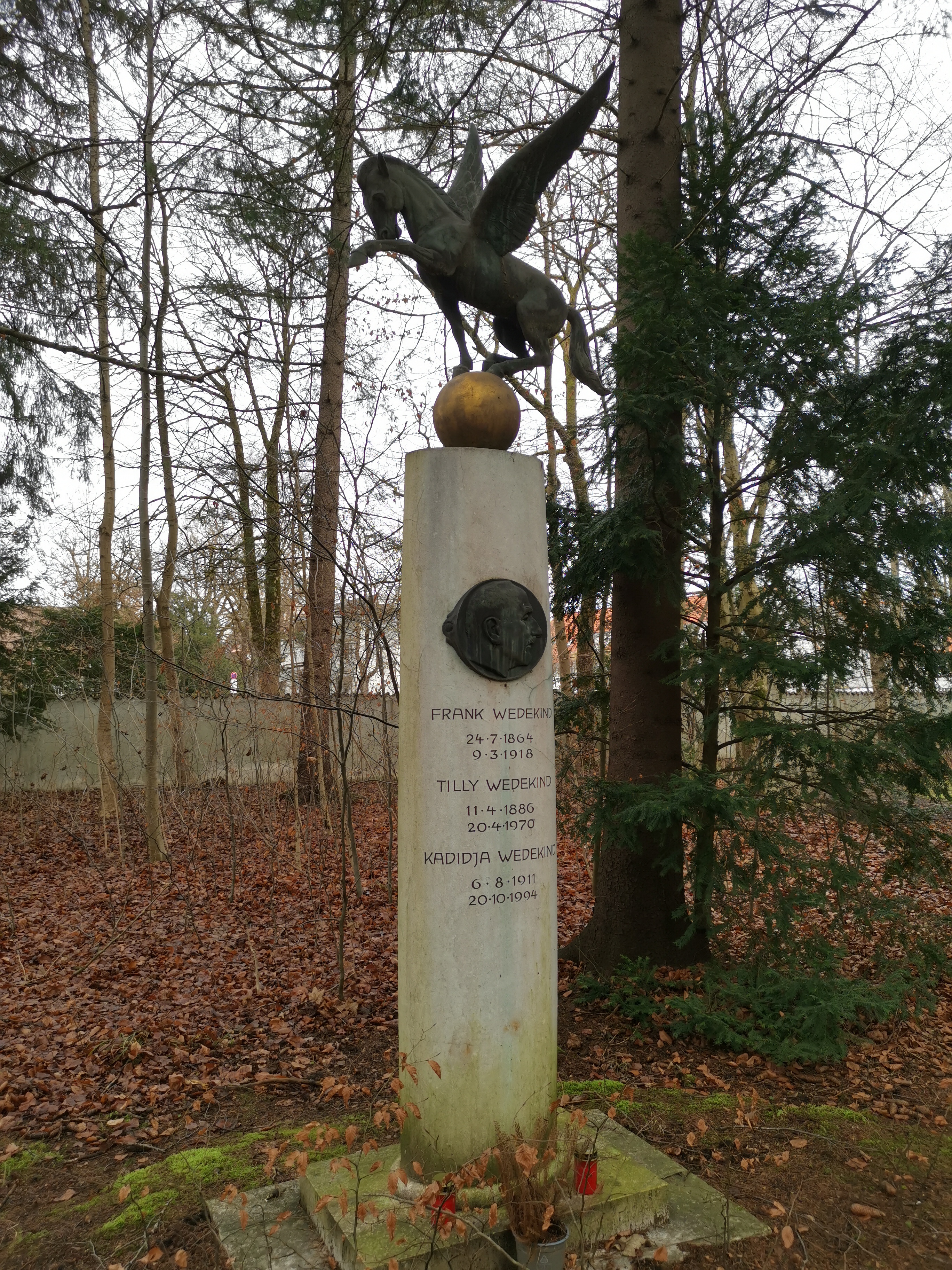 Sépulture au [[Waldfriedhof de Munich