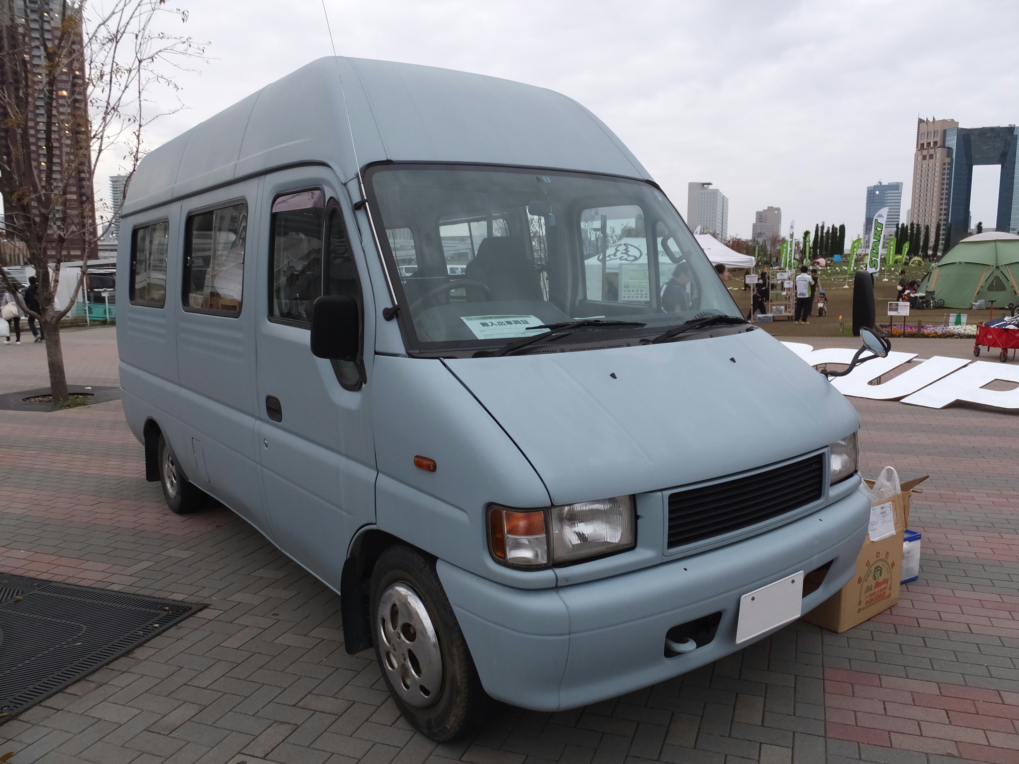 File:Isuzu Elf UT, Front View, Grey.jpg - Wikimedia Commons