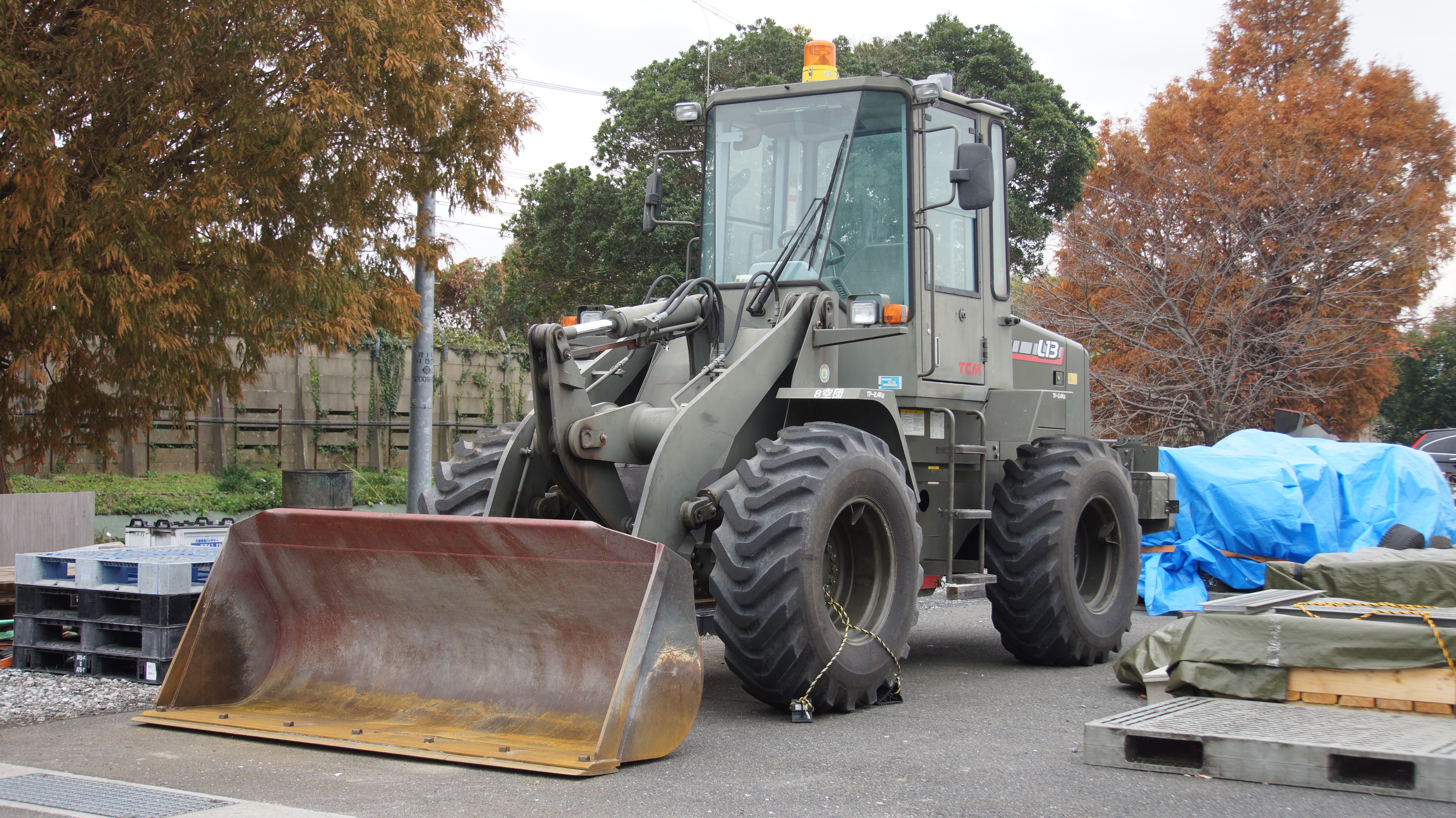 caricatore tcm gommeto JASDF_bucket_loader%28TCM_L13%2C_44-4508%29_left_front_view_at_Tsuiki_Air_Base_November_26%2C_2017_02