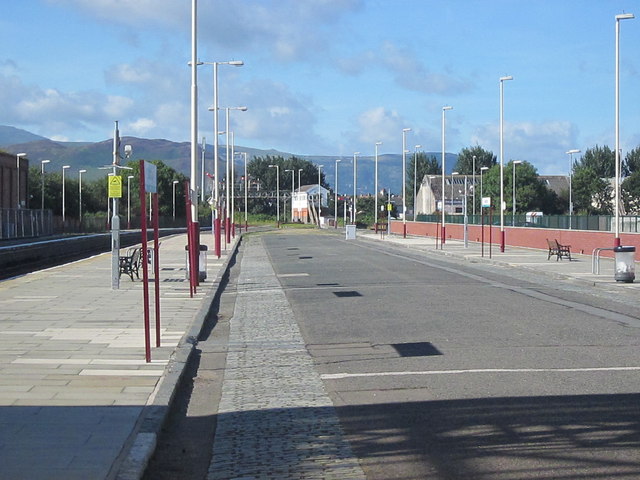 File:Llandudno Station Platforms - geograph.org.uk - 5092323.jpg