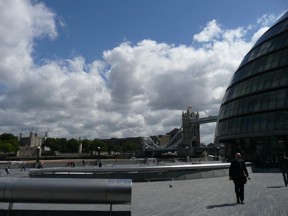 July london. City Hall London факты. Скульптура яйцо перед лондонским Сити холлом. Chapman and Hall London.