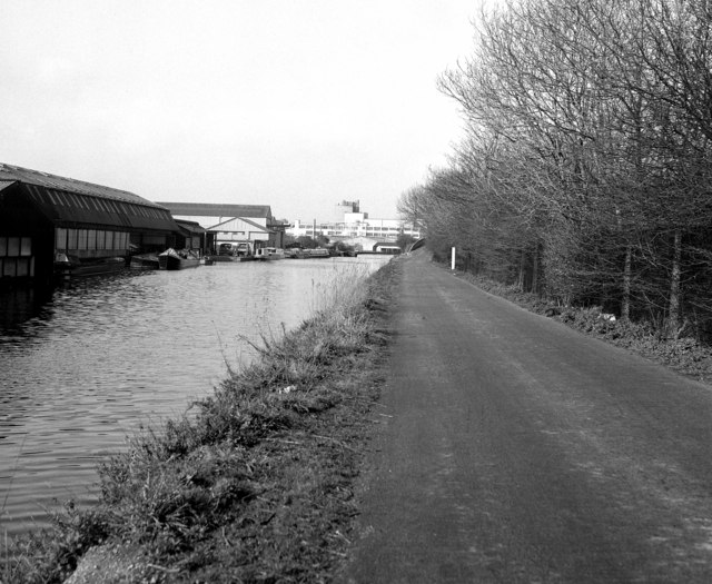 File:Looking towards Bulls Bridge Junction, Grand Union Canal - geograph.org.uk - 398221.jpg