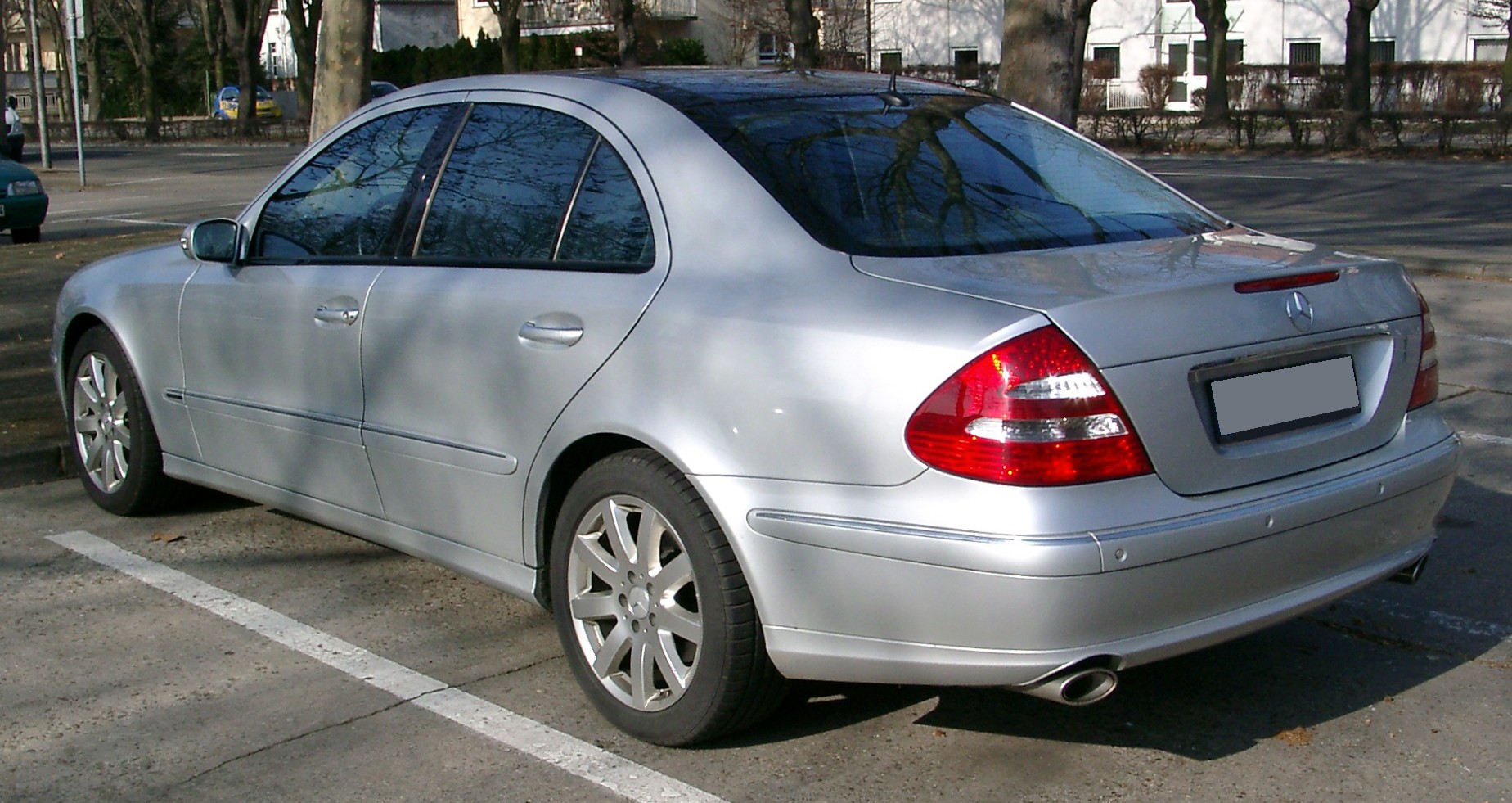 https://upload.wikimedia.org/wikipedia/commons/e/e3/Mercedes_W211_rear_20080213.jpg