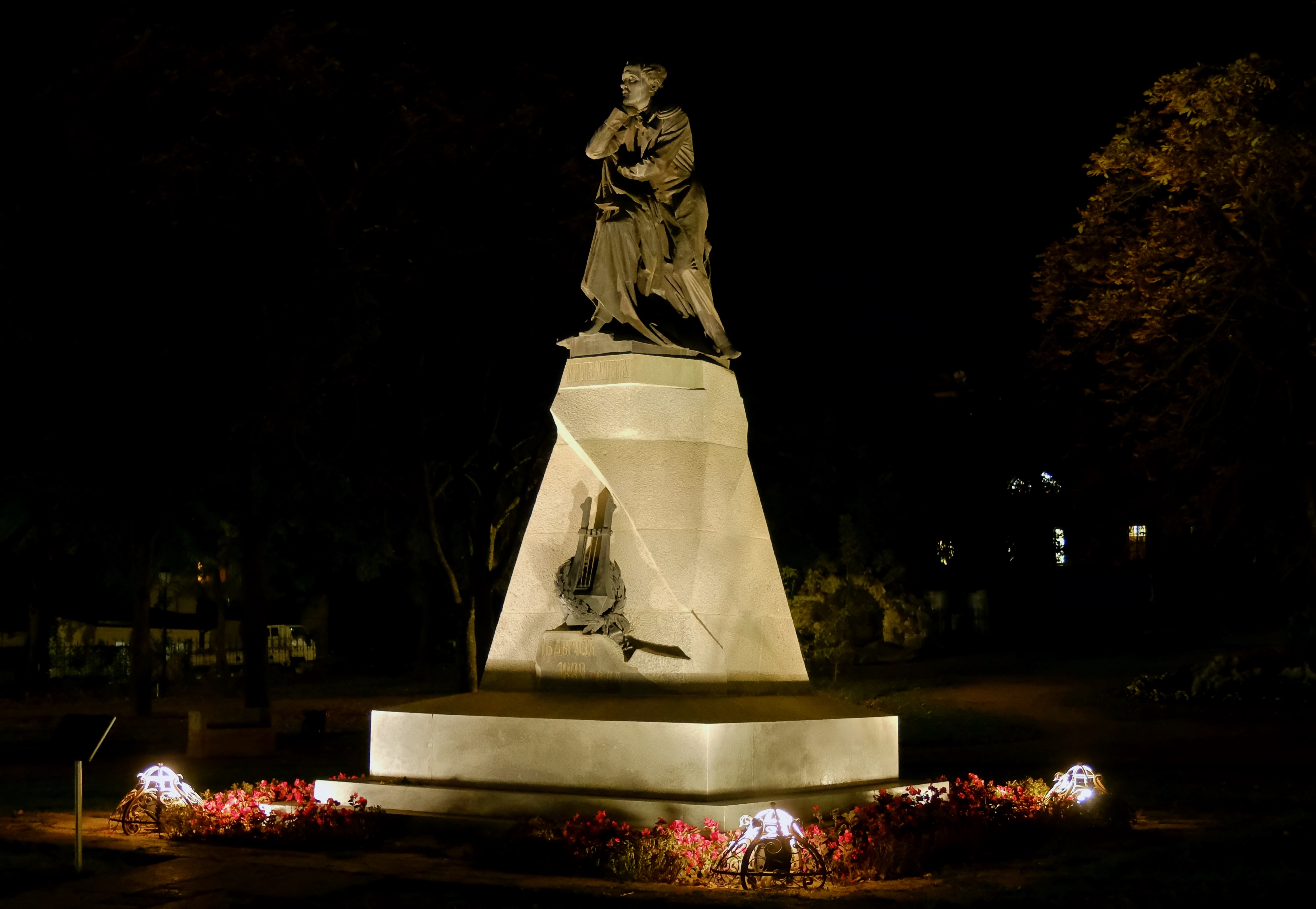 Памятник М. Ю. Лермонтову ночью
