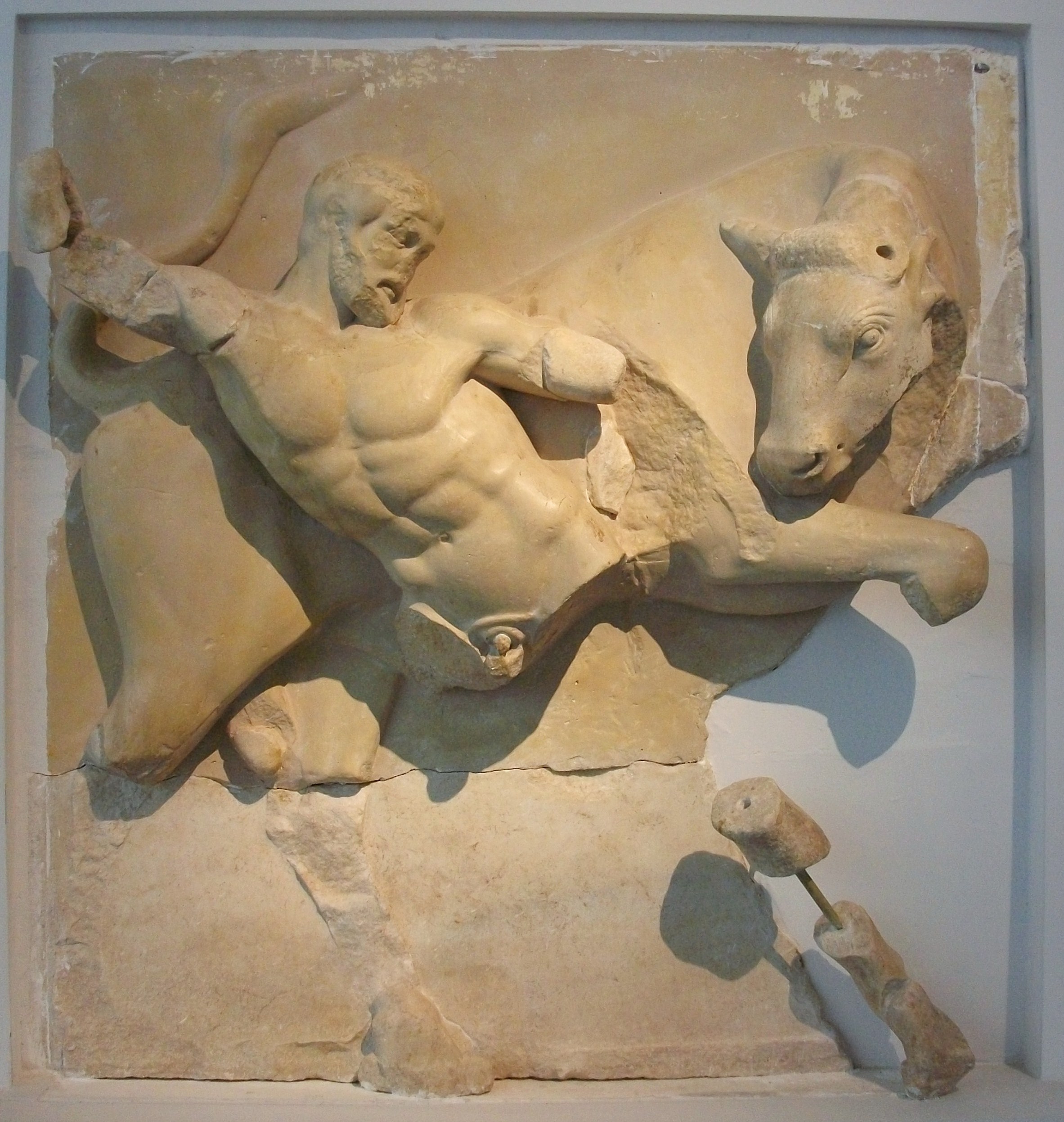 Метопы храма Зевса в Олимпии. Геракл и Критский бык.