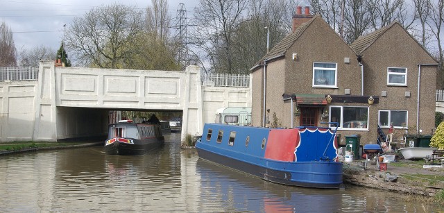 File:Oxford Canal passing under Alderman's Green Road - geograph.org.uk - 735095.jpg