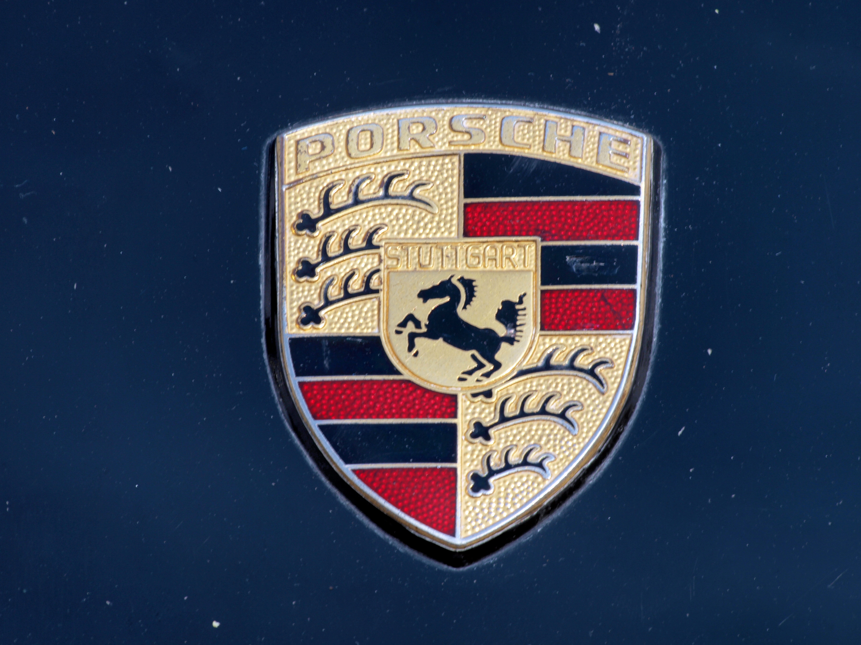 File:Porsche emblem on a blue Porsche.jpg - Wikimedia Commons