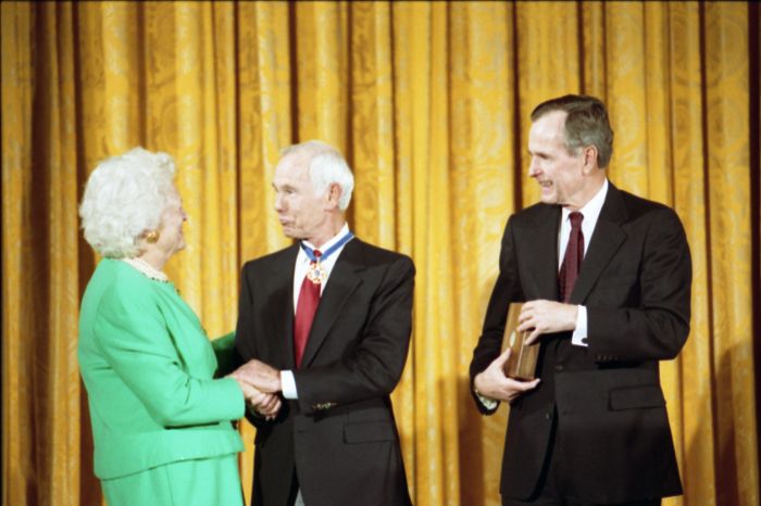 File:President George H. W. Bush and Mrs. Barbara Bush award the Presidential Medal of Freedom to comedian Johnny Carson.jpg