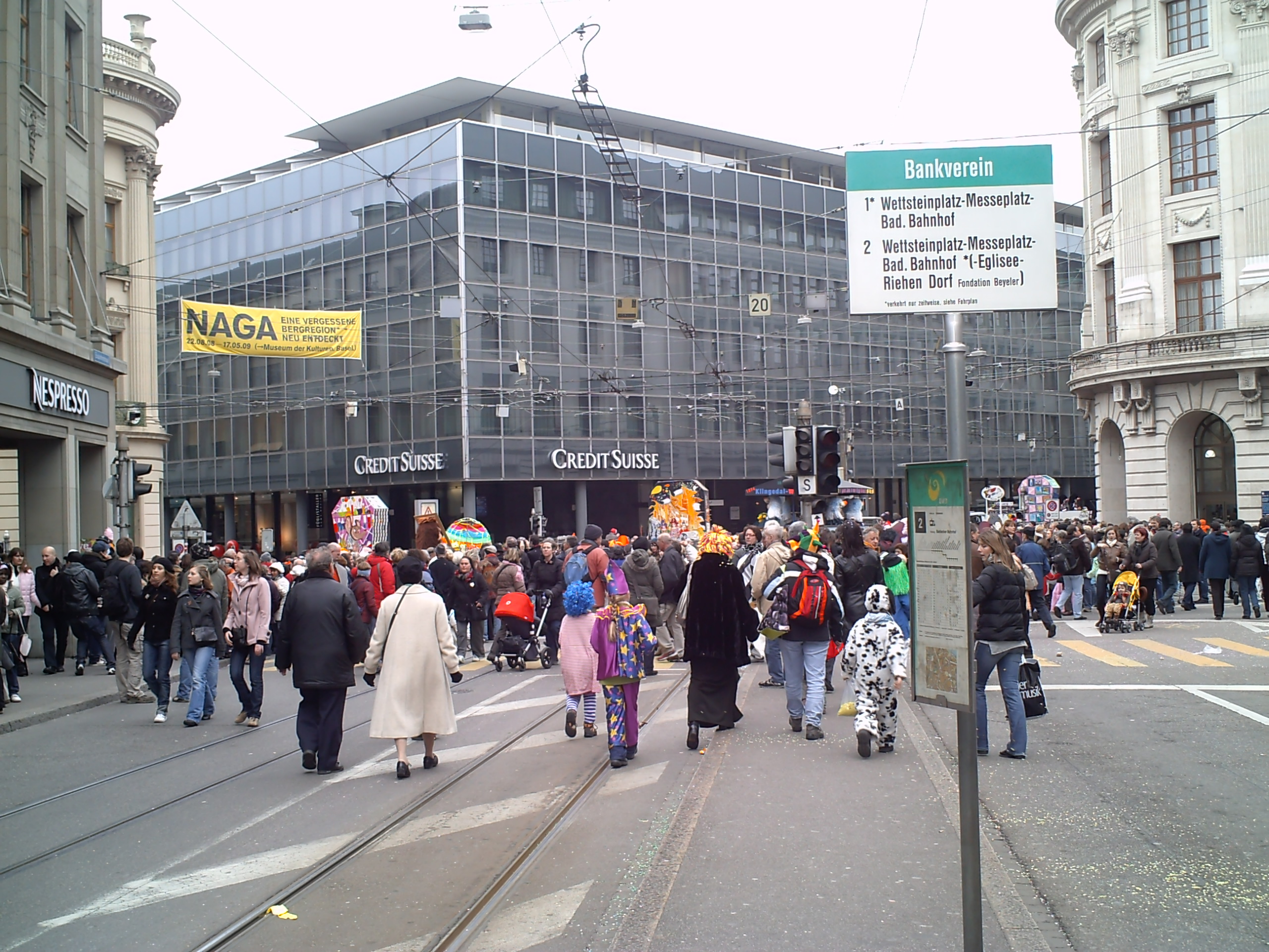 File Station Bankverein Lignes 1 et 2 pendant le carnaval.JPG