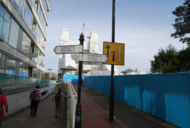 File:Thames Path sign, southern end of Albert Bridge - geograph.org.uk - 2098999.jpg