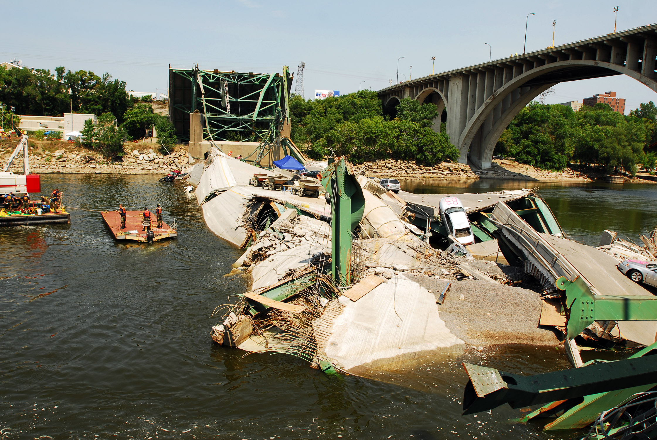Мост в сша разрушение. Мост i-35w через Миссисипи. Мост через Миссисипи обрушение 2007. 35 W Bridge Collapse. I35w Bridge Collapse.