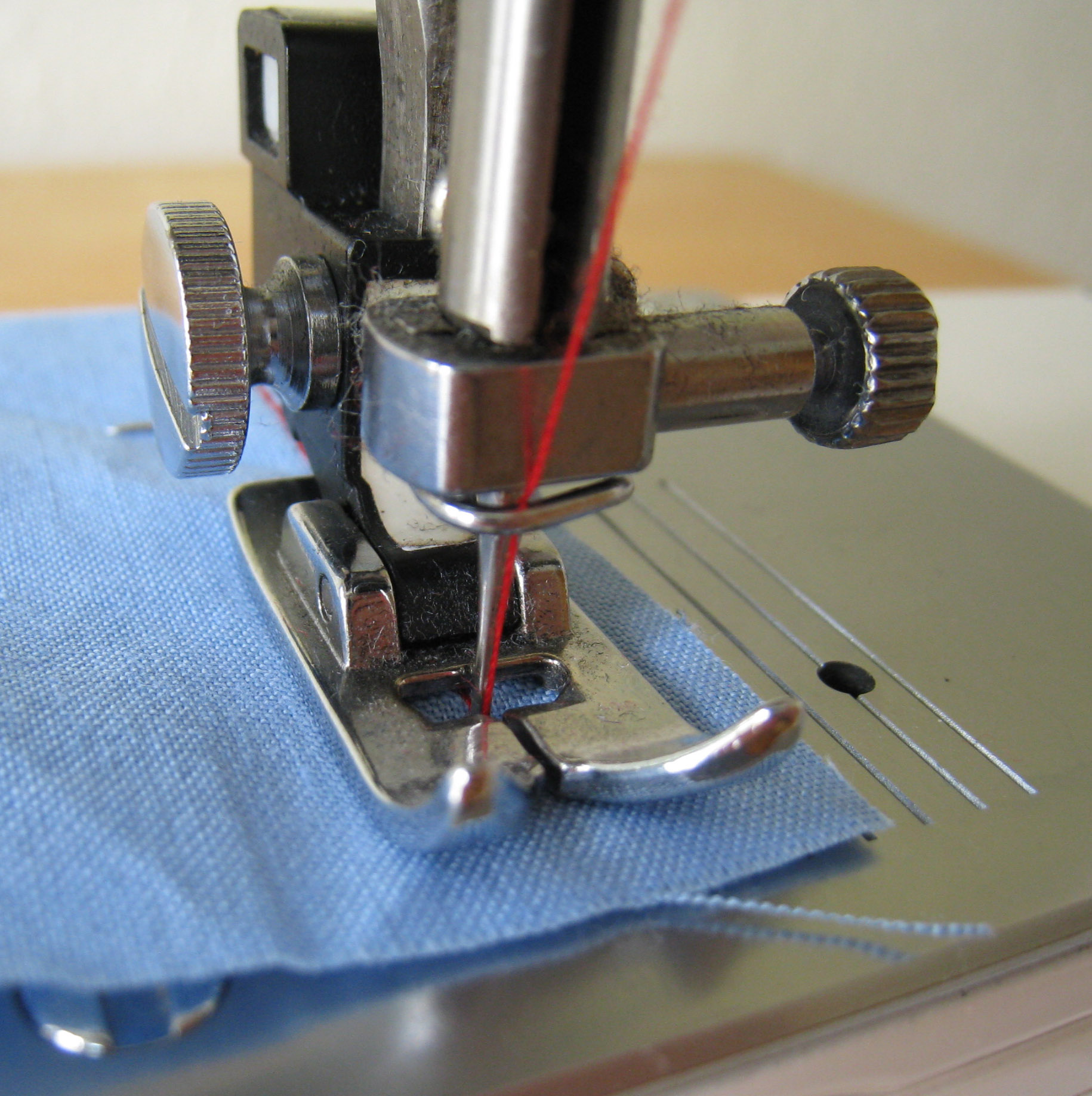 File:Singer sewing machine with a thread on top.jpg - Wikimedia Commons