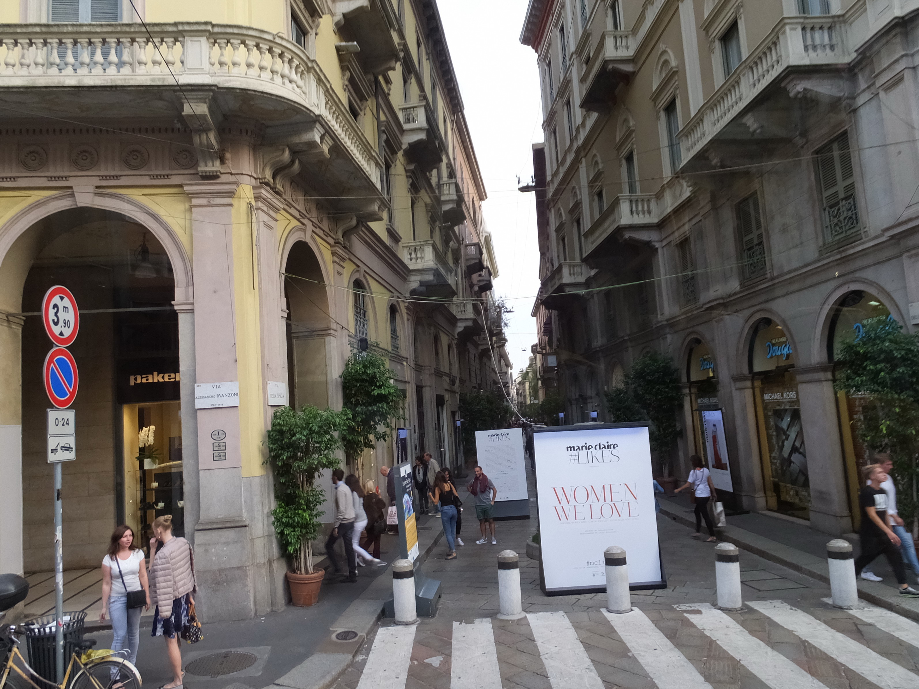 Via della spiga milano. ВИА делла Спига. ВИА делла Спига красивое фото. ВИА делла Спига в цветах красивое фото.